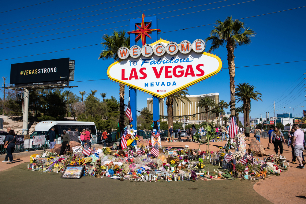 Welcome to Las Vegas sign with flowers